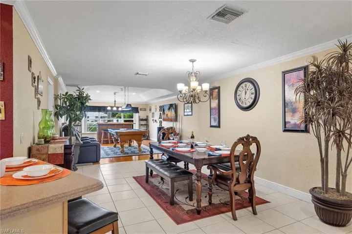 Dining area & pool table