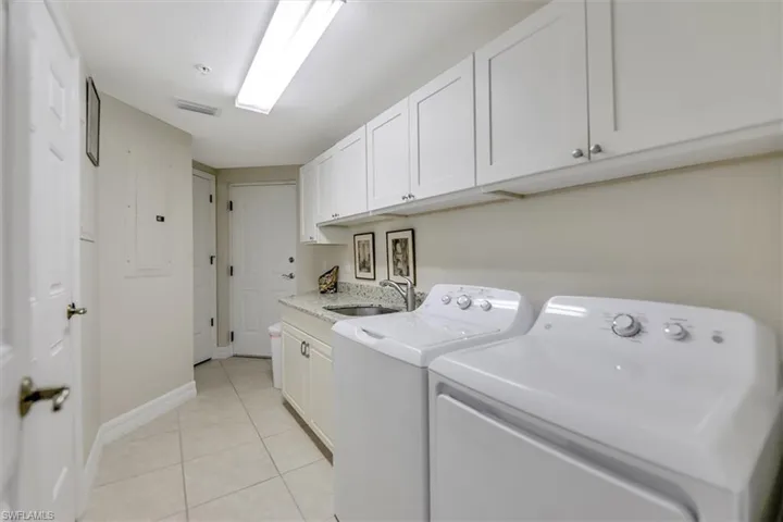 Laundry_rm_wcabinets_deep_sink