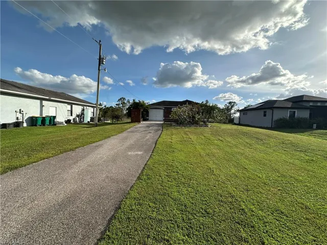 View of front of property featuring a front yard