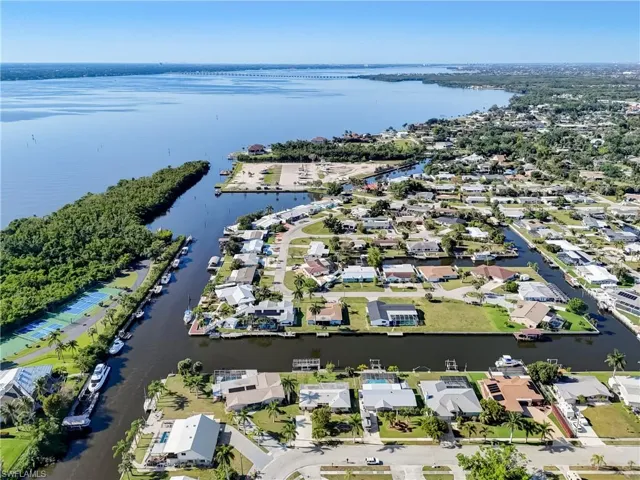 1685  Lakeside  TER, North Fort Myers, FL 33903