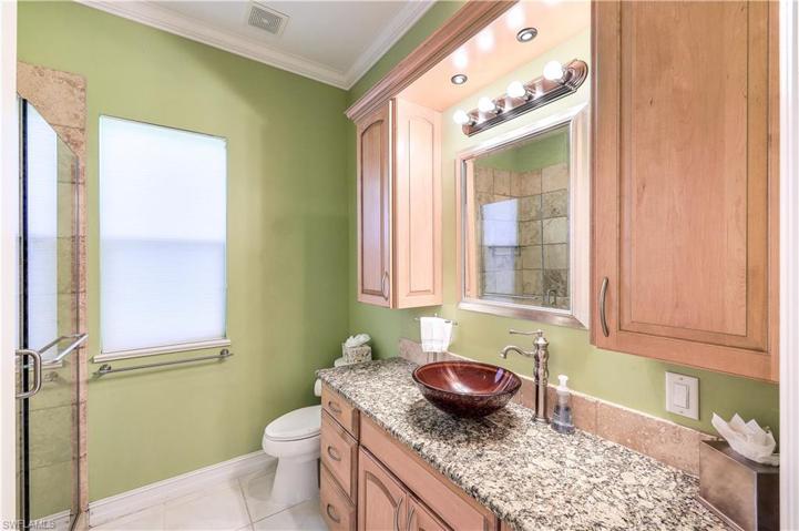 Guest bath with step-in shower