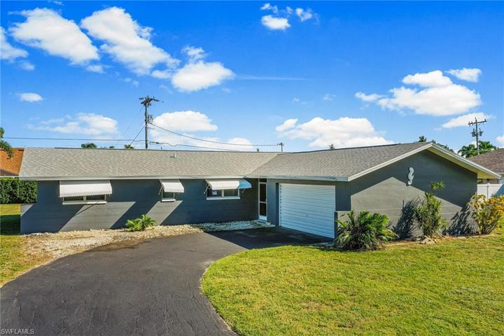 The front screened door opens to an enclosed entry way with an entry door to the house and another door to the garage.