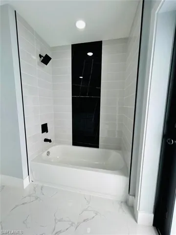 Bathroom with tiled shower / bath
