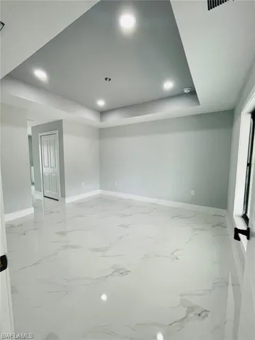 Empty room with a tray ceiling