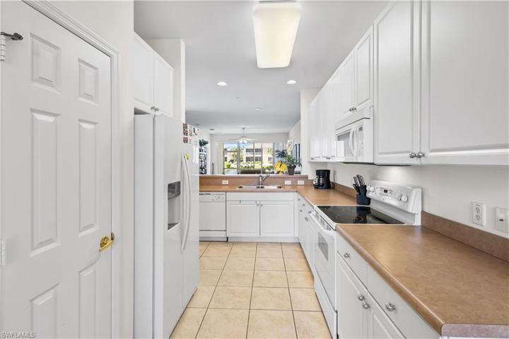 Lots of counterspace and cabinet space!