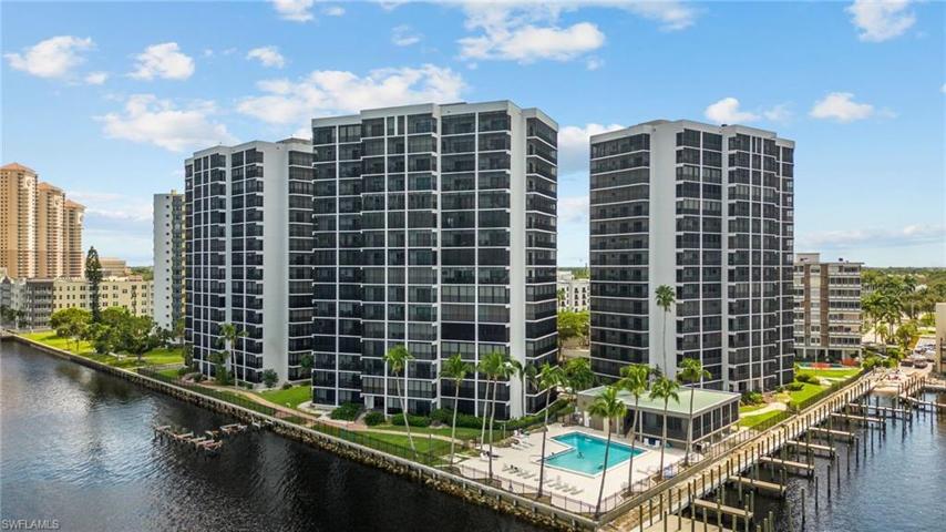 1910 Virginia 'B' Building is the Center Building overlooking the Caloosahatchee River and the Pool/Community Clubhouse.