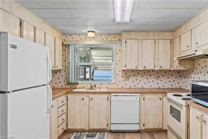 243  Poinsettia  DR, Fort Myers, FL 33905