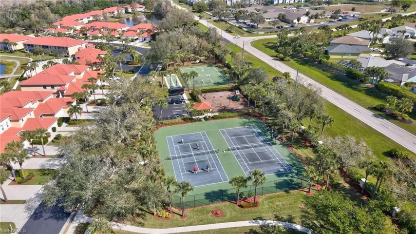 Birds eye view of property featuring a residential view