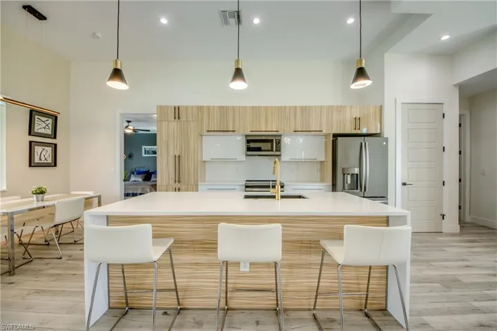 Kitchen with large island