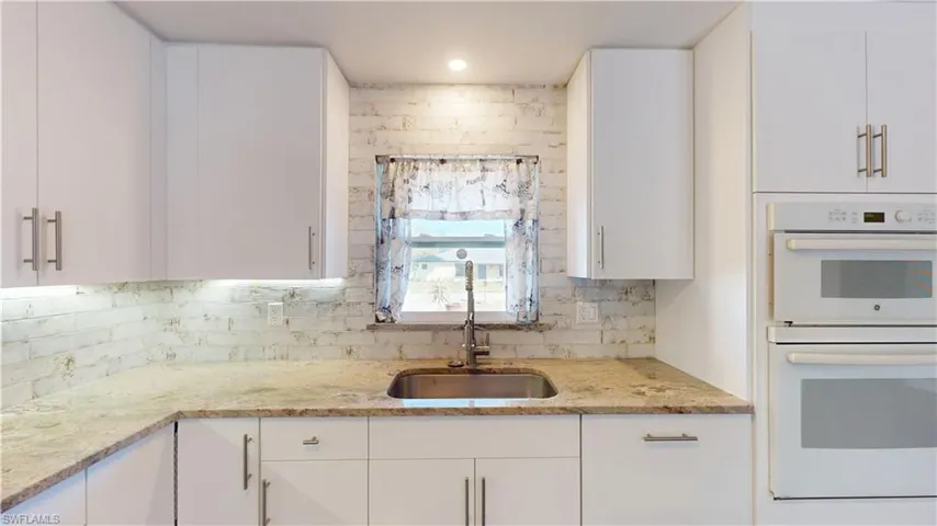 27514 Playa Del Rey Ln, Bonita Springs, Florida 34135