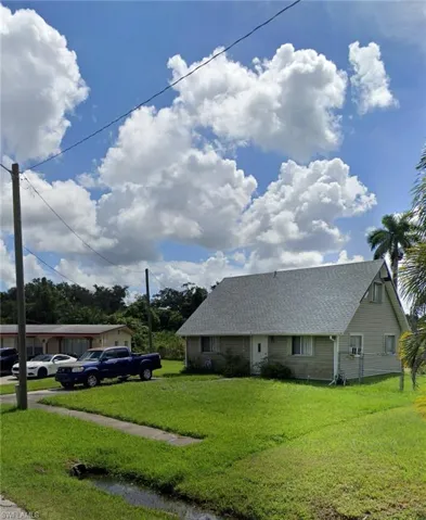 View of front facade featuring a front lawn