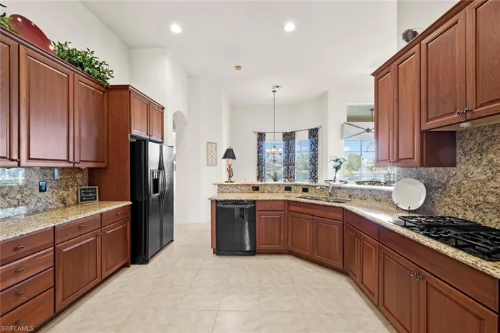 Kitchen w/ample counter space/cabinets