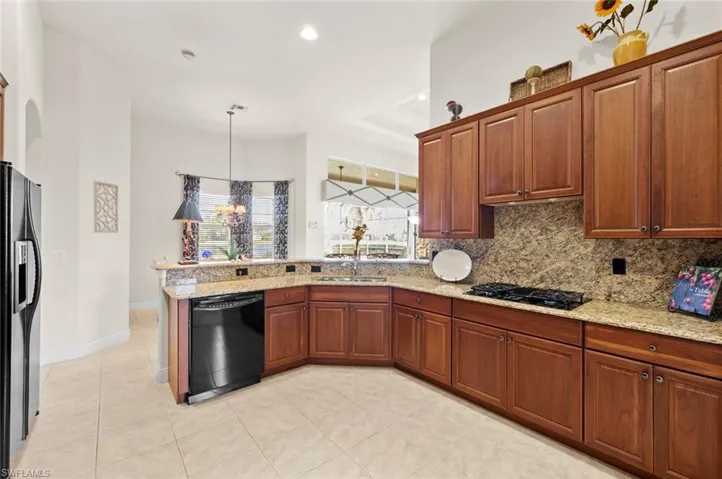 Kitchen w/natural gas cooktop