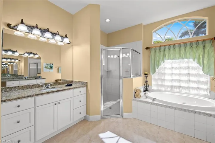 Master en-suite w/large step in shower