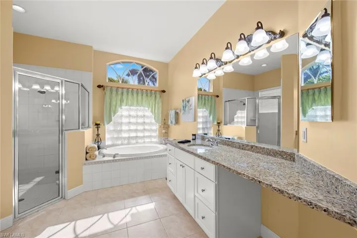 Master bath w/dual vanities, Jacuzzi tub