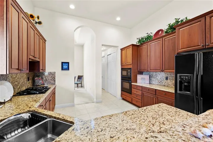 Wall oven/microwave combo, pantry in hall