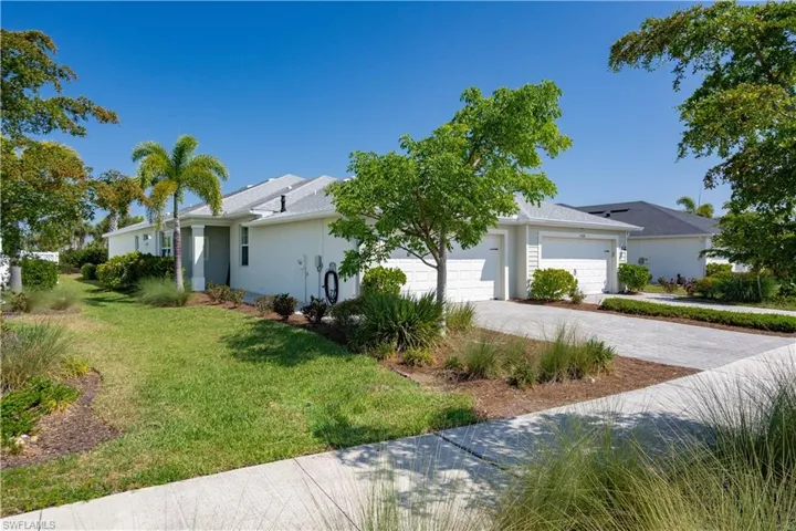 Ranch-style villahome featuring a front yard and a garage