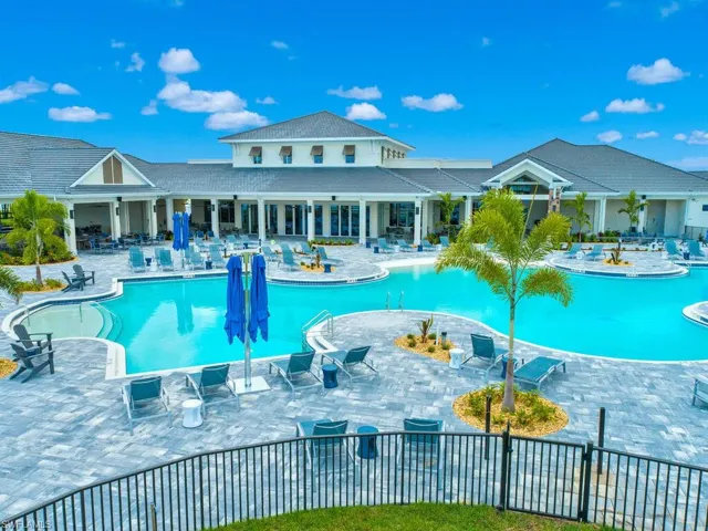 Resort-style pool and community center features on-site indoor and outdoor restaurant and poolside bar and grill