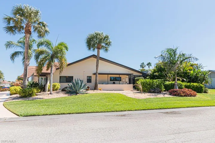 View of front of property featuring a front yard and stucco siding