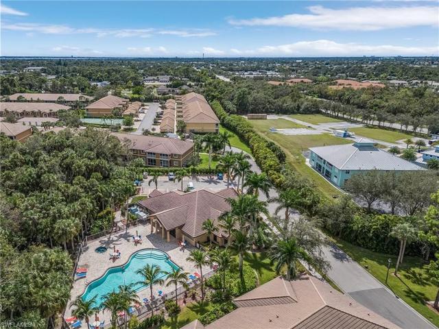 Pool & Clubhouse