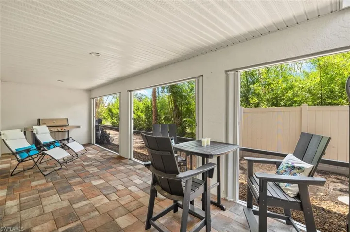Lanai featuring stone tile flooring