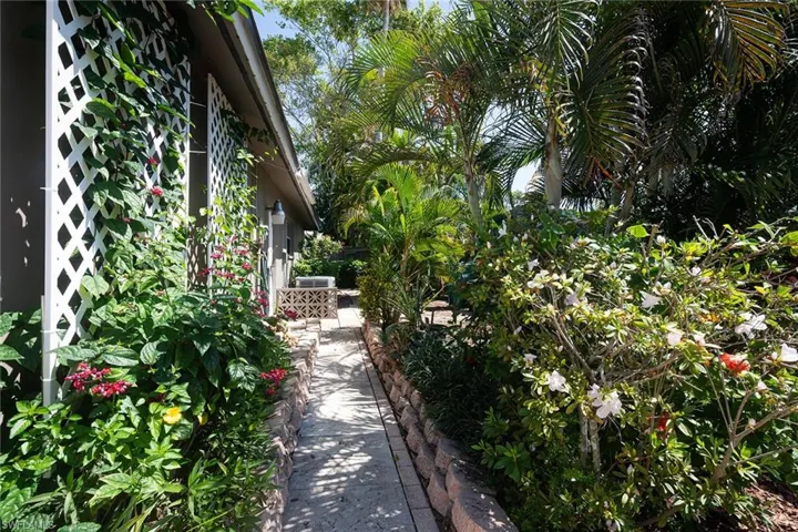 1013  Lake Shore  DR, Naples, FL 34103