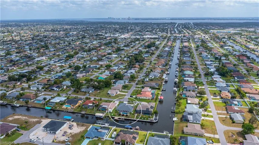 Bird's eye view featuring a residential view and a water view