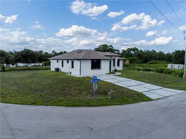View of front of house featuring a front yard