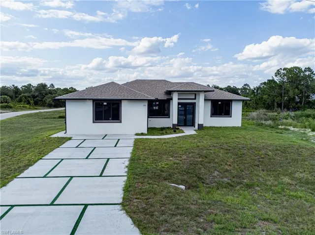 Prairie-style home with a front yard