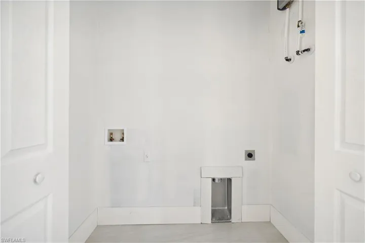 Laundry area with washer hookup, hookup for an electric dryer, and light tile floors