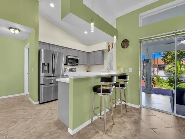 Kitchen w/ Breakfast Bar