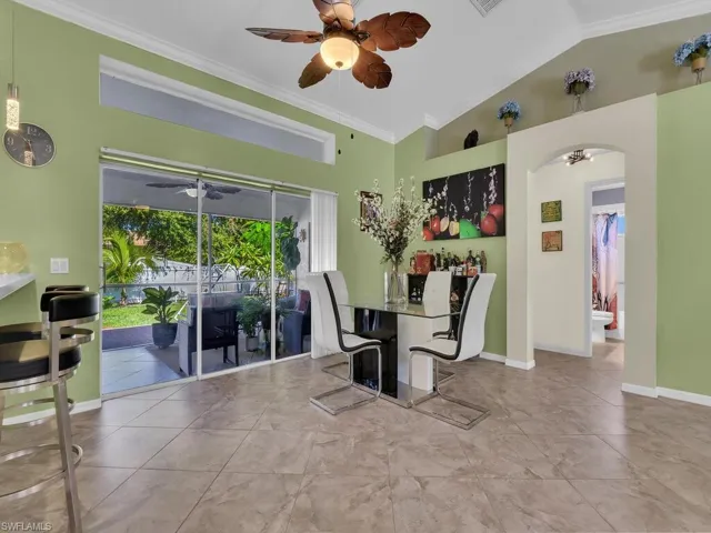 Breakfast Bar & Dining Area
