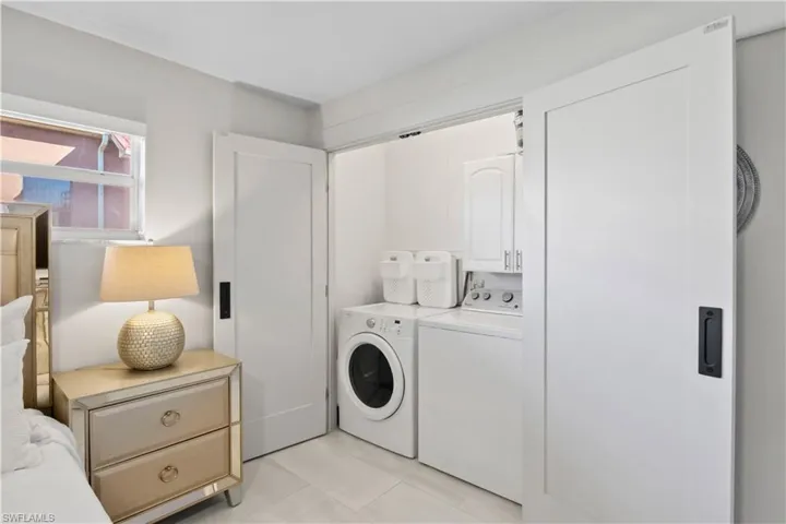 Master bath/pool bathroom