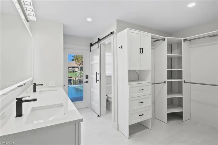 Master bath/pool bathroom