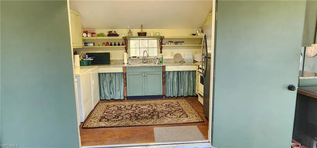 Outdoor kitchen/laundry