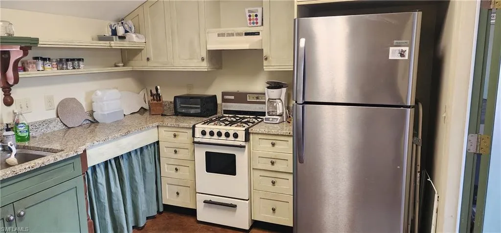 Outdoor kitchen/laundry