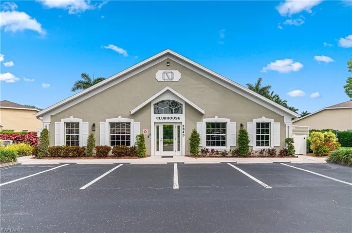 The club house with pool and social activities in right across the street, very convenient.