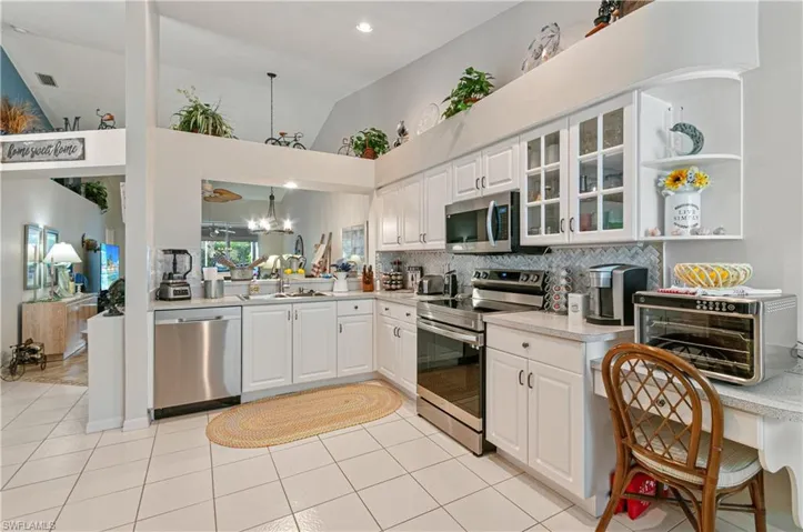 Newer appliances, dishwasher has not been used.