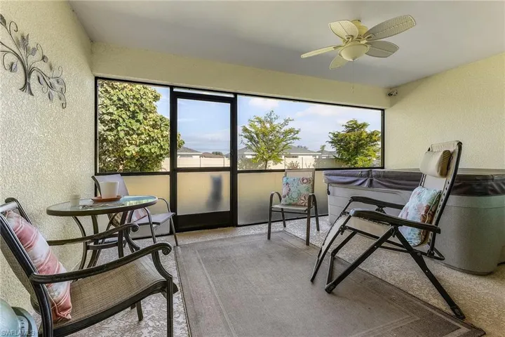 Sunroom / solarium with ceiling fan