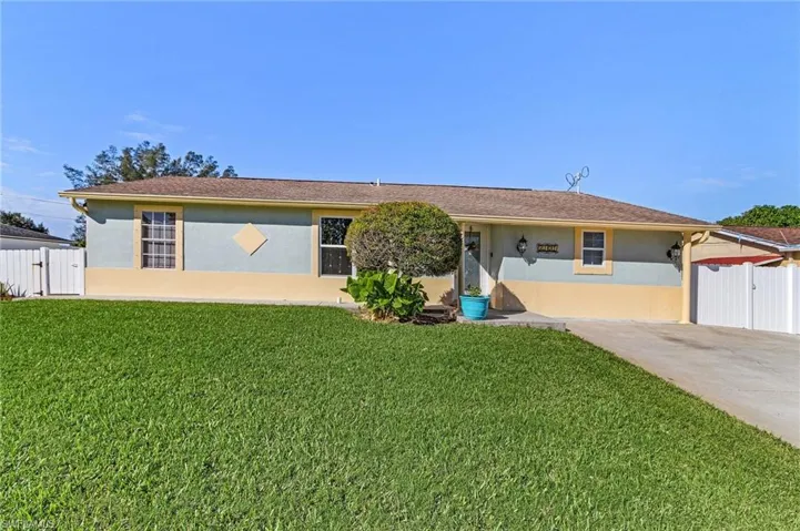 View of front of property featuring a front yard