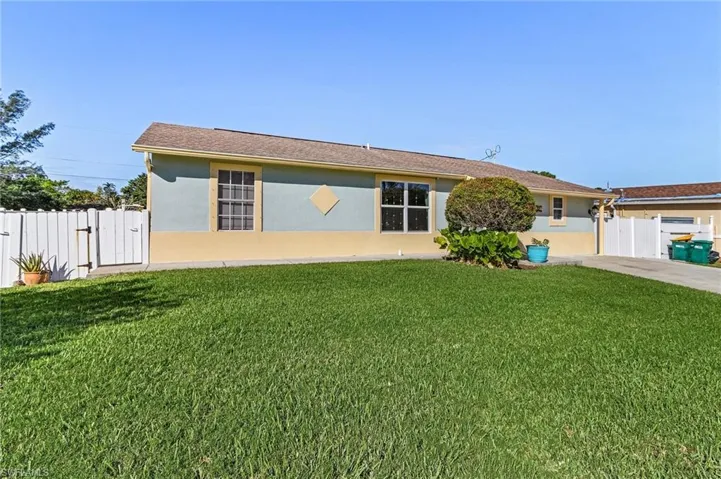View of front of home featuring a front lawn