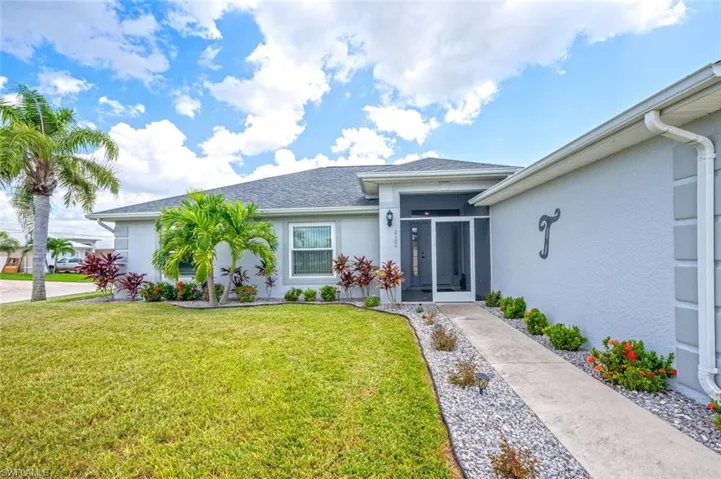 View of front facade with a front lawn
