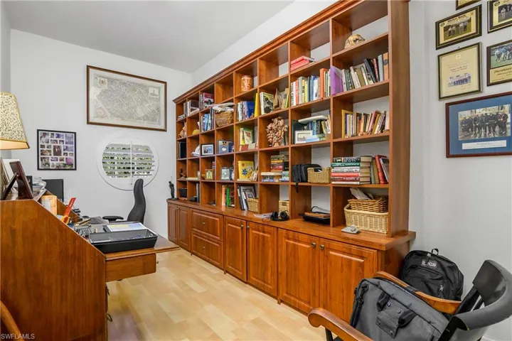 "Flex" room at top of stairway now used as a second den/study. This additional space is not available in most second floor units in Shadow Wood.