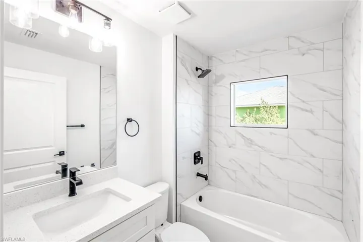 guest bathroom / bano de invitados