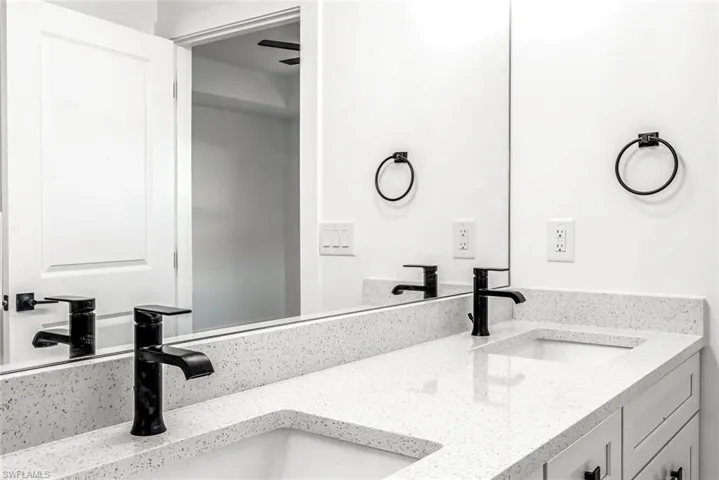 owner's ensuite bath / bano principal