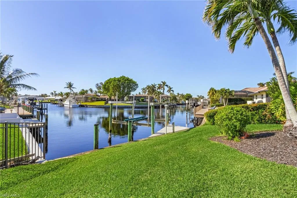 1090 Waterway DR, Fort Myers, FL 33919,2025000138