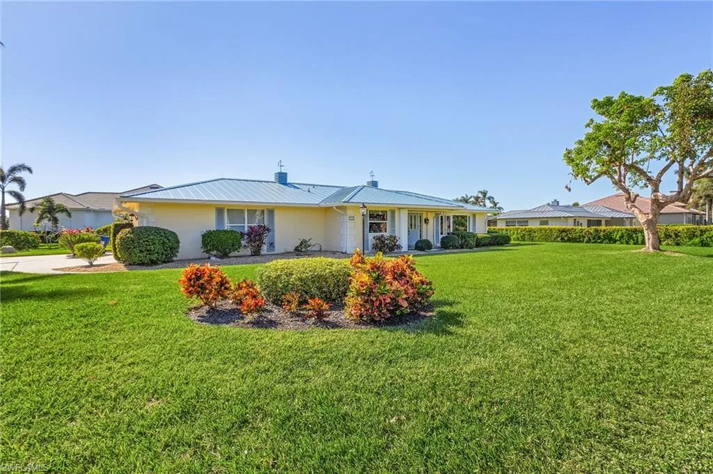1090 Waterway DR, Fort Myers, FL 33919,2025000138
