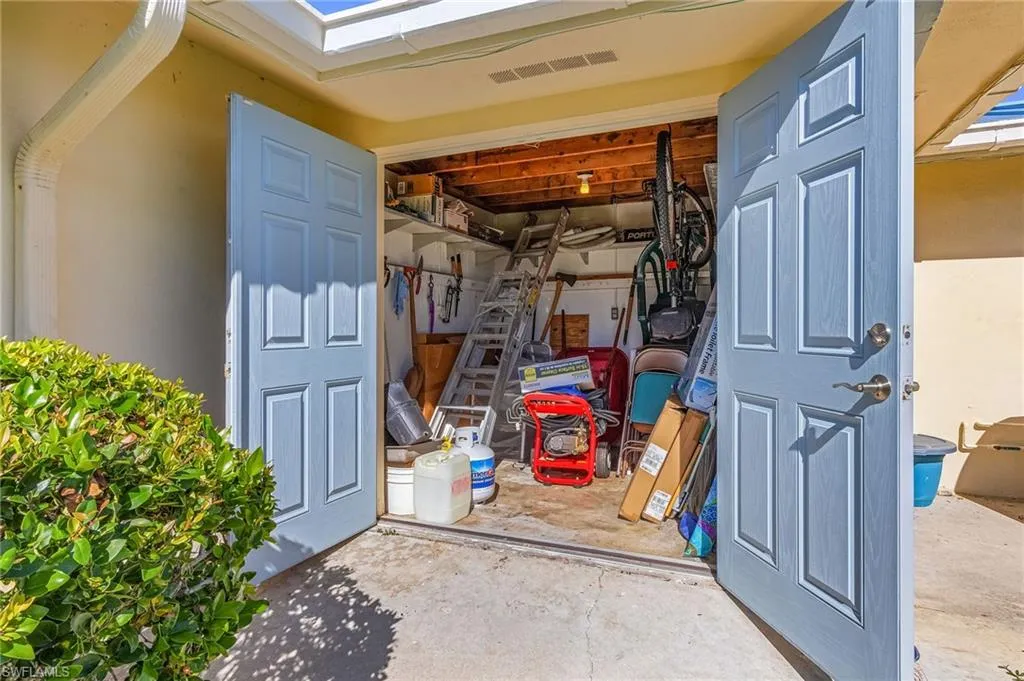 1090 Waterway DR, Fort Myers, FL 33919,2025000138
