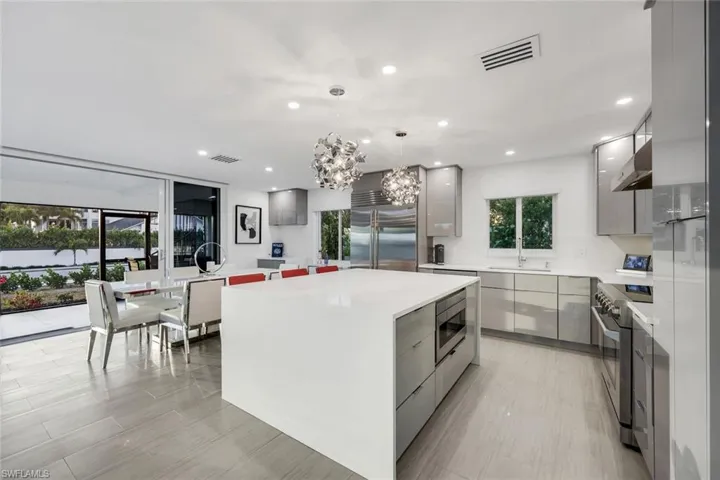 Seamless flow from kitchen to dining