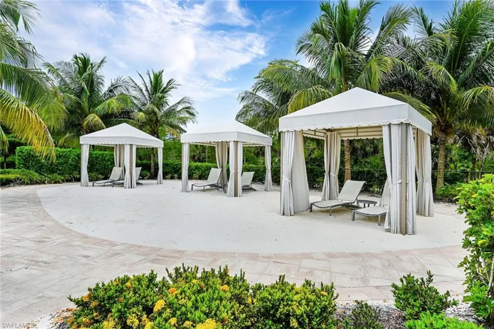 7049  Live Oak  DR, Naples, FL 34114